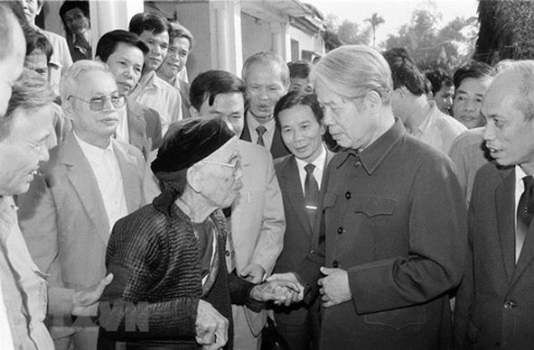 Tổng Bí thư Đỗ Mười nói chuyện thân mật với nhân dân xã Lê Lợi, huyện Thường Tín (Hà Tây cũ),  ngày 1-11-1992.  Ảnh: TTXVN