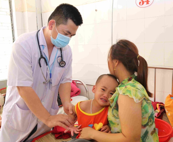 Một trẻ  mắc bệnh TCM điều trị tại Khoa Nhi tổng hợp, BVĐK vùng Tây Nguyên.  