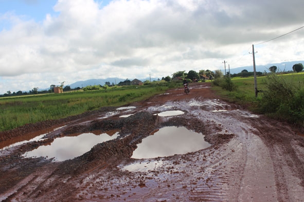 Giao thông nông thôn là trở ngại lớn đối với việc xây dựng nông thôn mới ở huyện Ea Súp. 