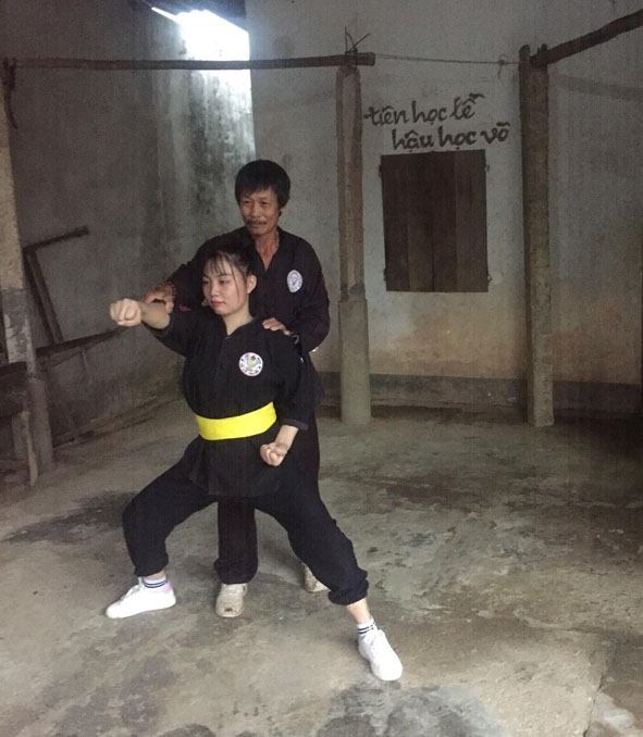 Võ sư Lê Thanh Bảy đang hướng dẫn học trò tập luyện tại võ đường. 