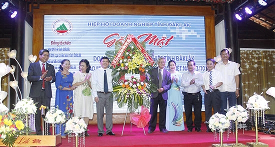Phó Chủ tịch UBND tỉnh Nguyễn Tuấn Hà tặng hoa chúc mừng cộng đồng doanh nghiệp, doanh nhân tỉnh