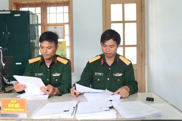 Thiếu tá Hồ Sỹ Khôi (bên phải) cùng đồng đội kiểm tra hồ sơ thanh niên nhập ngũ.