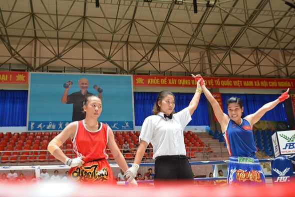 Nguyễn Thị Thanh Trúc (bìa phải) giành quyền vào chung kết bộ môn Boxing ở Đại hội Thể dục thể thao TP. Hồ Chí Minh năm 2018. (Ảnh do nhân vật cung cấp)