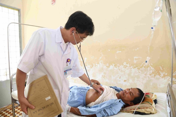 Bác sĩ Phạm Hồng Lâm khám cho bệnh nhân uốn ván tại Khoa Truyền nhiễm  (Bệnh viện Đa khoa vùng Tây Nguyên).  