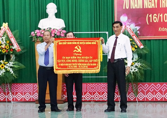 Bí thư Huyện ủy Krông Bông Lê Nam Cao tặng Ủy ban Kiểm tra Huyện ủy bức trướng mang dòng chữ “tận tụy, công minh, chính xác, kịp thời”.