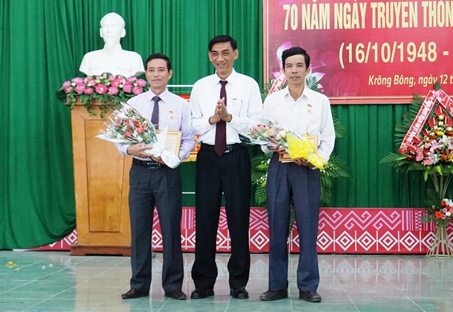 Bí thư Huyện ủy Krông Bông Lê Nam Cao tặng Kỷ niệm chương Vì sự nghiệp Kiểm tra của Đảng của Ủy ban Kiểm tra Trung ương cho 2 cá nhân có nhiều đóng góp trong sự nghiệp kiểm tra của Đảng.