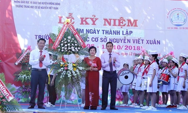 Phó Bí thư Thường trực Huyện ủy Krông Bông Lê Văn Long  tặng hoa chúc mừng nhà trường.