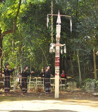 Cây nêu và không gian rừng là nét văn hoá đặc sắc, độc đáo của người Êđê ở Đắ k Lắk