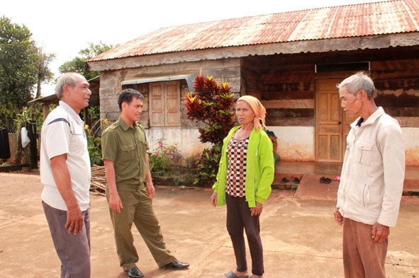 Tổ dân vận buôn Tung Krăk, xã Ea Đrông gặp gỡ, trò chuyện nắm bắt tình hình đời sống người dân trong buôn.