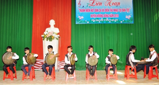 Tiết mục diễn tấu cồng chiêng của Đội chiêng trẻ xã Hòa Sơn.