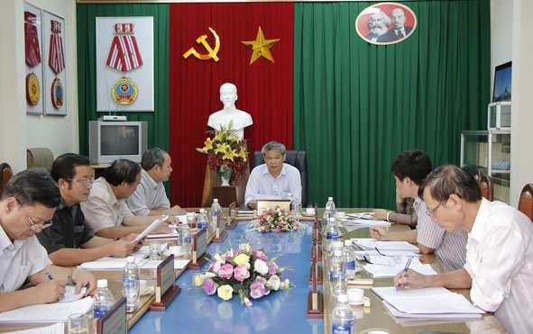Đồng chí Phan Xuân Lĩnh, Chủ nhiệm Ủy ban Kiểm tra Tỉnh ủy chủ trì một cuộc họp của cơ quan.  Ảnh: L. Thành