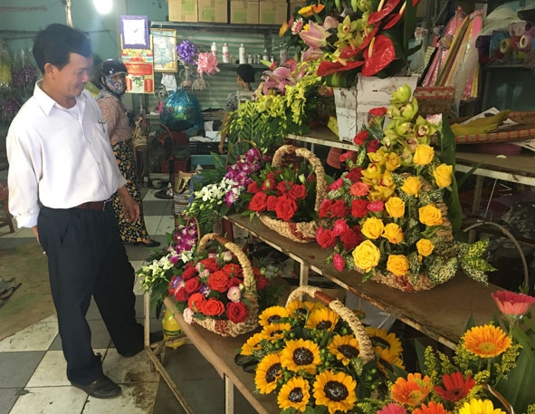 Một cửa hàng hoa tươi trên địa bàn TP. Buôn Ma Thuột trưng hàng mẫu trong dịp 20-10.