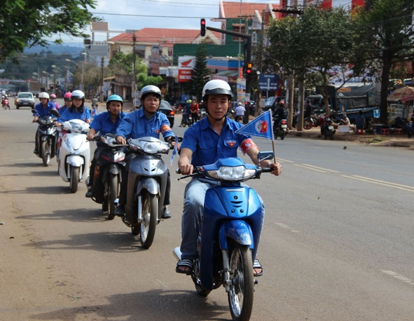Đoàn viên thanh niên huyện Krông Năng tham gia giữ gìn trật tự an toàn giao thông.
