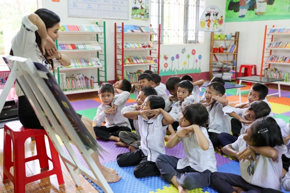 Học sinh hào hứng tham gia tiết đọc thư viện tại Trường Tiểu học Nơ Trang Lơng, xã Ea Drông (thị xã Buôn Hồ). 