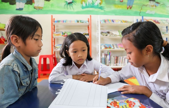 Học sinh Trường Tiểu học Nơ Trang Lơng, xã Ea Drông (thị xã Buôn Hồ) đăng ký mượn sách về nhà đọc.