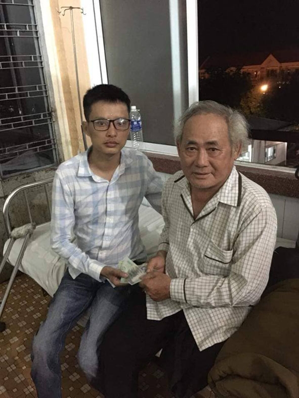 Nguyễn  Tài Nam  (bên trái) trao tiền  giúp đỡ  người già  neo đơn  đang điều trị tại Bệnh viện Đa khoa  vùng  Tây Nguyên.