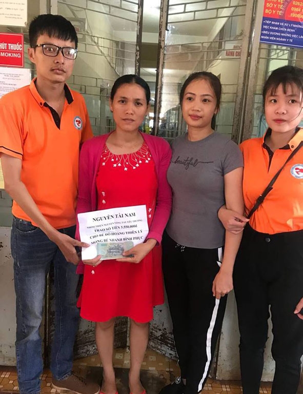 Nguyễn Tài Nam (bên trái) trao tiền cho bệnh nhân có hoàn cảnh khó khăn.