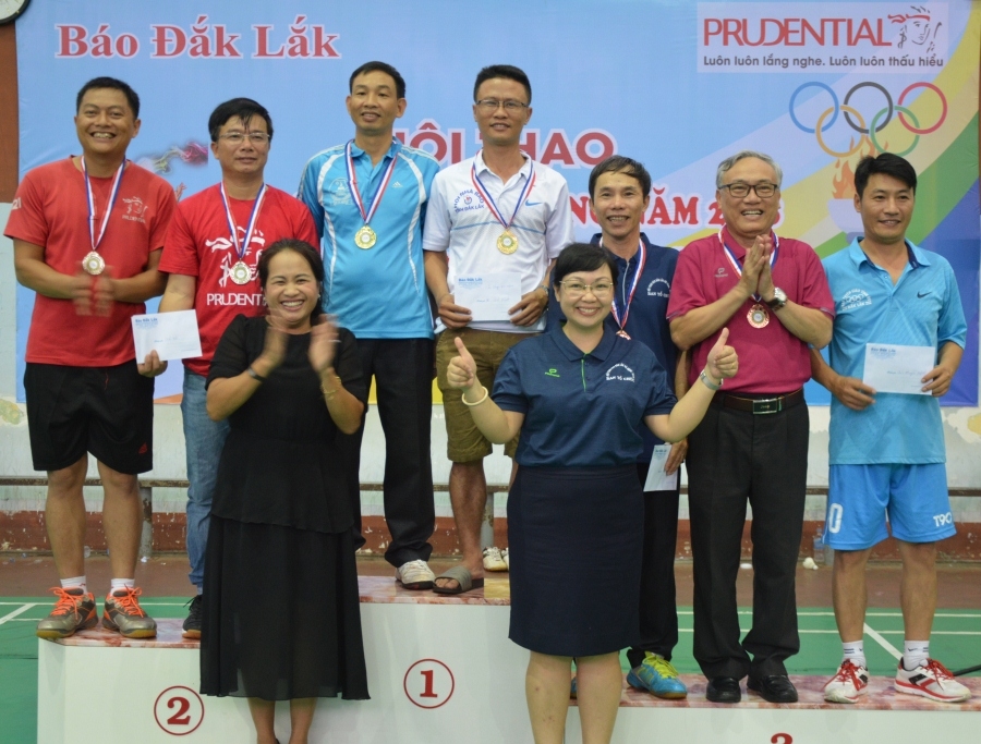 Ban tổ chức trao giải cho các vận động viên đoạt thành tích cao ở môn cầu lông, nội dung đôi nam.