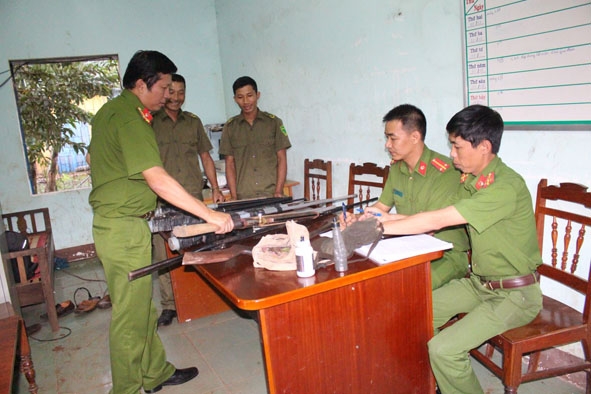 Công an huyện Ea H’leo kiểm tra số vũ khí được thu gom từ người dân xã Ea Hiao (huyện Ea H’leo). 