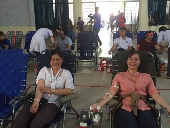 Đoàn viên thanh niên xã Ea Kao tham gia hiến máu 