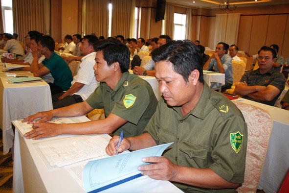 Cán bộ cấp huyện, xã tham gia lớp tập huấn nâng cao năng lực quản lý an toàn giao thông.  