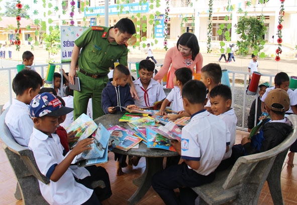 Anh Lê Minh Thức, Bí thư Đoàn cơ sở Công an TP. Buôn Ma Thuột thăm giờ đọc sách của học sinh  Trường Tiểu học Nơ Trang Lơng.