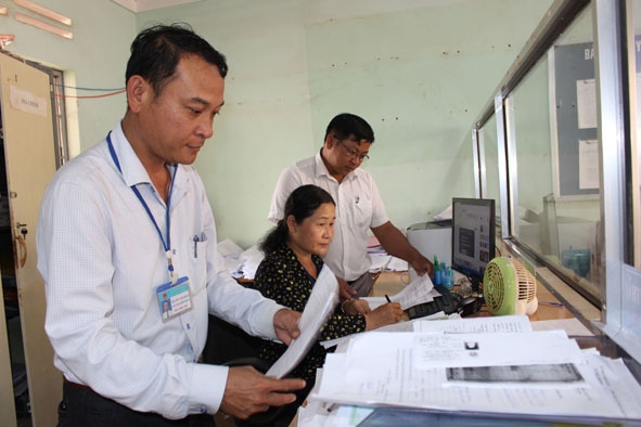 Cán bộ Ủy ban MTTQVN huyện Krông Búk giám sát tại Bộ phận tiếp nhận và trả kết quả của xã Pơng Đrang. 