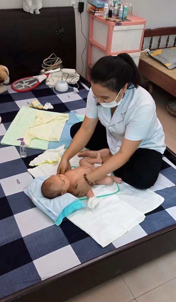 Nhân viên y tế chăm sóc cho trẻ sơ sinh tại nhà.  (Ảnh do Công ty Cổ phần Help Global cung cấp).