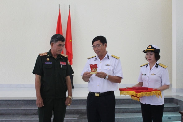 Chị Hà Thị Kim Cúc (bìa phải) đang làm nhiệm vụ.   