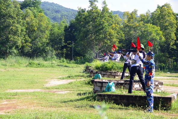 Các nữ quân nhân Lữ đoàn 171 thực hành bắn đạn thật tại thao trường. 