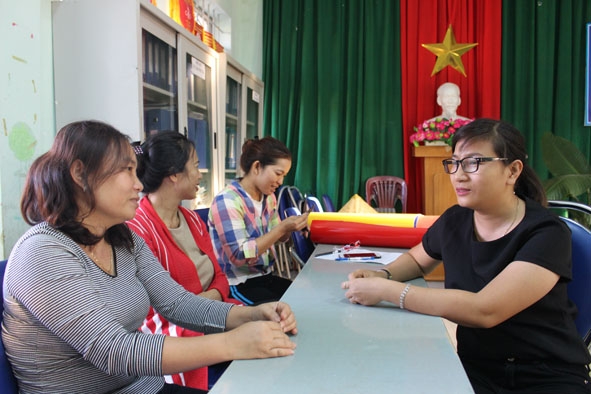 Chị Nguyễn Thị Phương Thà (bên phải) tích cực tuyên truyền, vận động đồng nghiệp  tham gia hiến máu.  