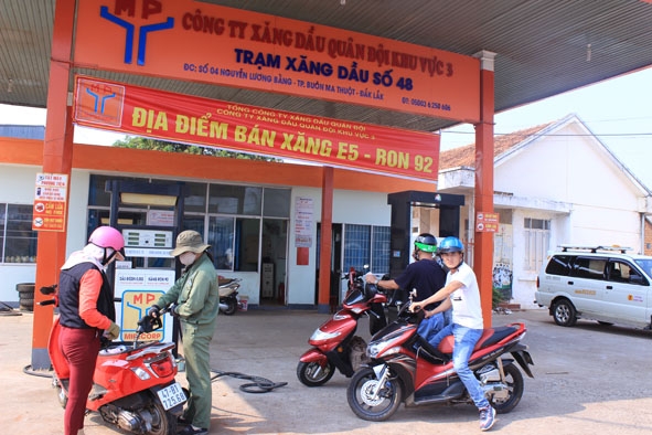 Khách mua xăng E5 tại Trạm xăng dầu số 4 Nguyễn Lương Bằng, TP. Buôn Ma Thuột.  