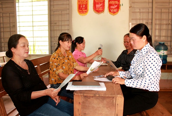 Một buổi sinh hoạt định kỳ của Câu lạc bộ Phụ nữ với pháp luật thôn Nam Hòa, xã Dray Bhăng,  huyện Cư Kuin.  