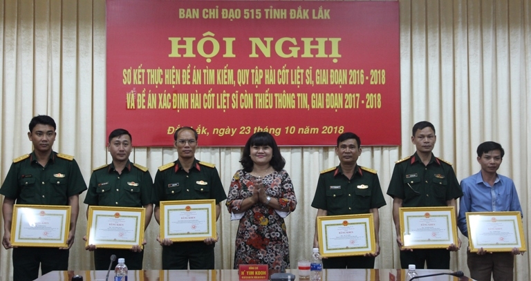 Phó Chủ tịch UBND tỉnh H’Yim Kđoh trao Bằng khen tặng các tập thể, cá nhân có thành tích trong việc tìm kiếm, quy tập hài cốt liệt sĩ. 