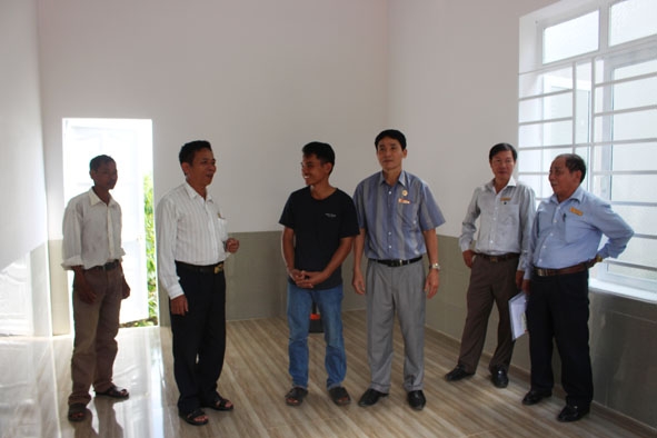 Đại diện các cấp Hội Cựu chiến binh TP. Buôn Ma Thuột chúc mừng anh Y Yương Byă (thứ ba từ trái sang)  có nhà mới.  