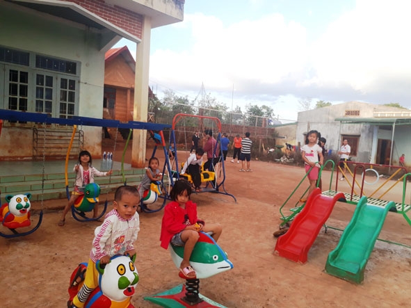 Các em nhỏ vui chơi tại điểm Trường Mầm non Bình Minh.