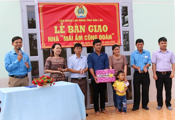 Đại diện LĐLĐ huyện  Krông Năng bàn giao  nhà Mái ấm Công đoàn cho gia đình chị H’Zim Kbuôr  (thứ 3 từ phải sang). 