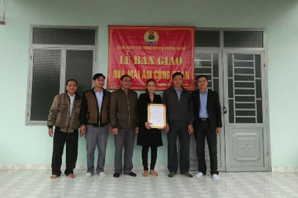 Đại diện LĐLĐ huyện Krông Năng bàn giao nhà “Mái ấm Công đoàn” cho gia đình chị Phạm Thị Oanh. 