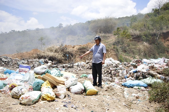 Bãi rác xã Ea Ô (huyện Ea Kar) gây ô nhiễm môi trường.