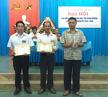 Ông Trương Văn Hóa (giữa), hội viên Chi hội khuyến học  tổ dân phố 3  (thị trấn M'Đrắk) được Huyện Hội tặng Giấy khen gia đình hiếu học tiêu biểu  giai đoạn  2016 - 2018. 