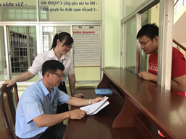 Người dân đến Văn phòng nhận hồ sơ và trả kết quả của UBND phường Tân Tiến (TP. Buôn Ma Thuột)  để giải quyết thủ tục hành chính.   