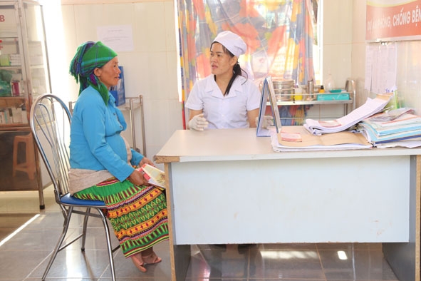 Cán bộ Trạm Y tế xã Cư Kbang (huyện Ea Súp) tuyên truyền phòng chống bệnh sốt rét cho phụ nữ mang thai. 