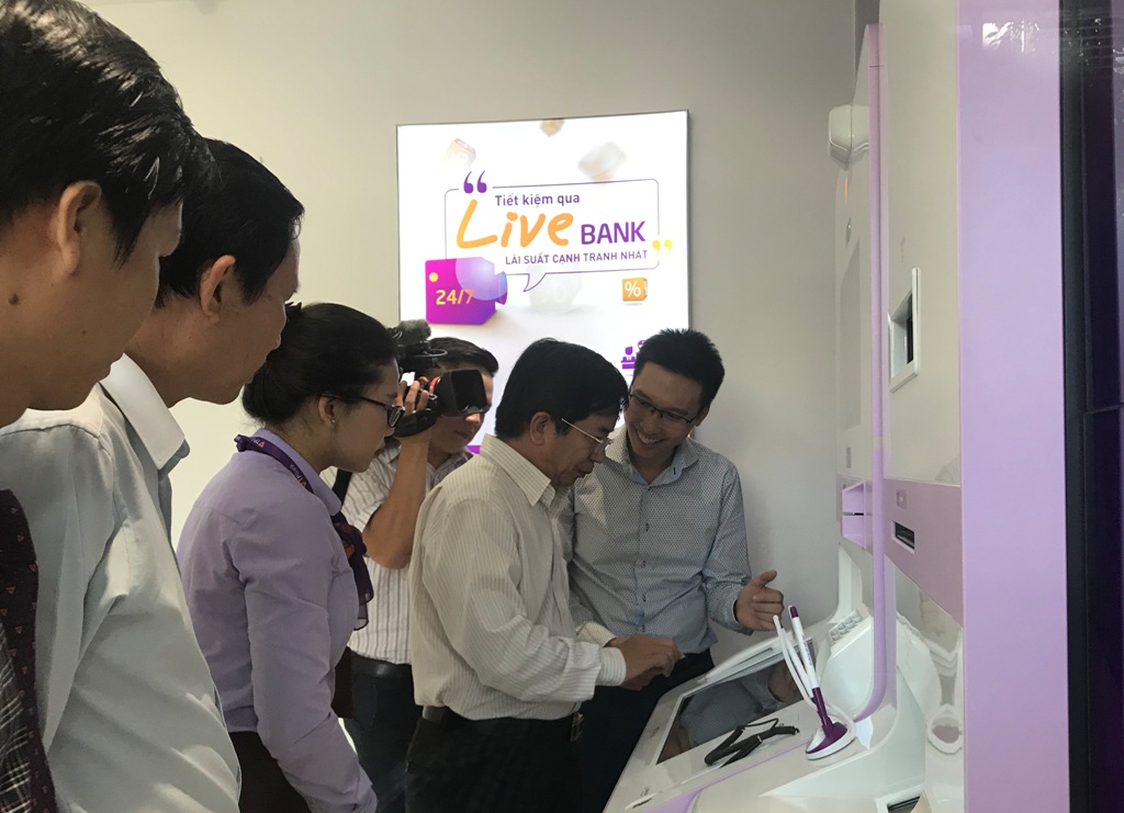 Lãnh đạo Ngân hàng Nhà nước Việt Nam Chi nhánh Đắ k Lắ k trải nghiệm các tiện ích của TPBank LiveBank