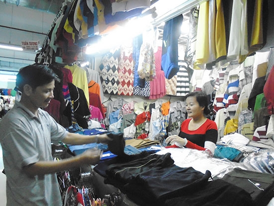 Người dân mua hàng tại chợ Trung tâm Buôn Ma Thuột