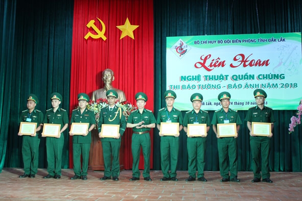 Thượng tá Đỗ Quang Thấm, Phó Chính ủy Bộ đội Biên phòng tỉnh trao giải A tặng các tiết mục xuất sắc tại liên hoan nghệ thuật quần chúng. 