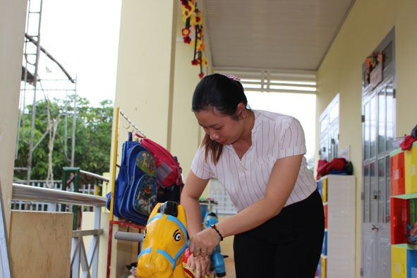 Giáo viên Trường Mầm non Vành Khuyên thường xuyên vệ sinh đồ chơi cho học sinh bằng nước sát khuẩn. 