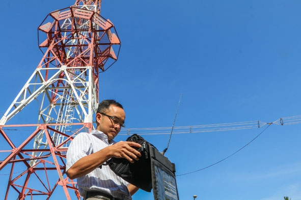 Cán bộ Trạm Kiểm soát tần số Đắk Lắk kiểm tra thiết bị kiểm soát tần số vô lưu động.  
