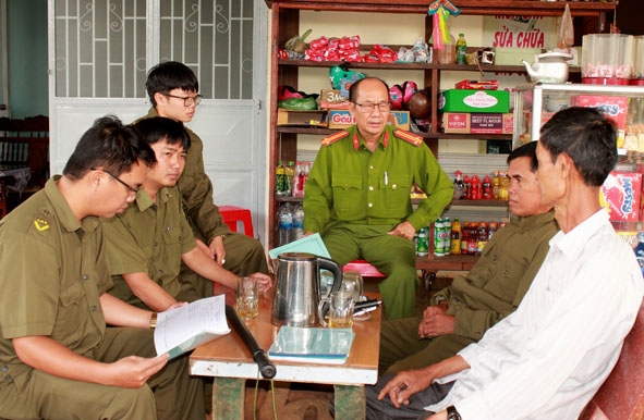 Lực lượng Công an xã Ea Kênh trao đổi với thành viên Tổ nhân dân tự quản buôn Kuaih về tình hình thu hoạch,  bảo vệ cà phê của người dân. 
