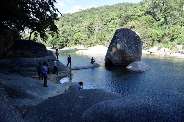  Đoàn của Sở Văn hóa Thế thao và Du lịch  tiến hành khảo sát tại thác ( huyện  Kr ông Bông).