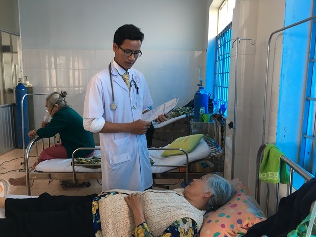 Bác sĩ Bệnh viện Đa khoa thành phố Buôn Ma Thuột đang khám bệnh. 